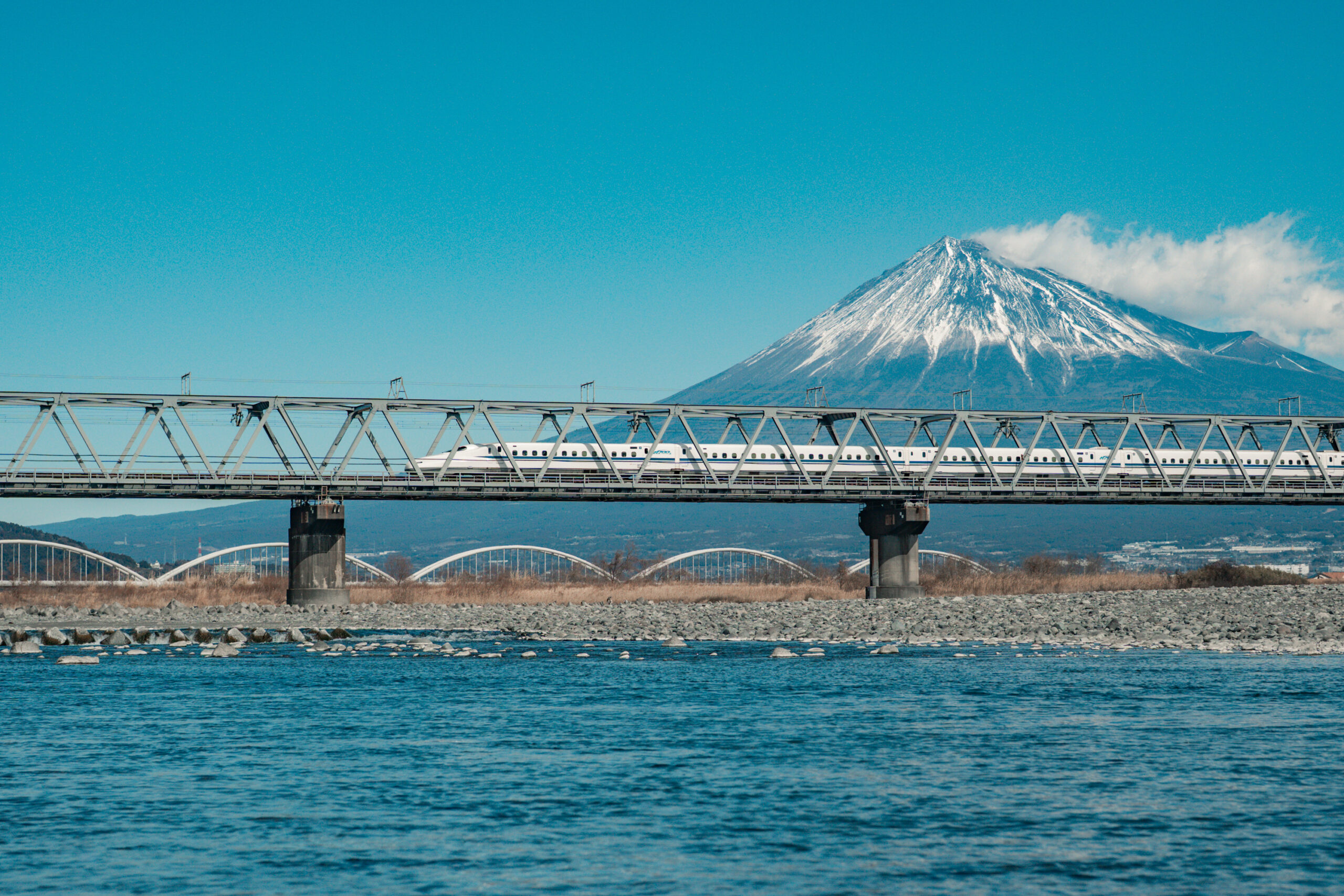 新幹線と富士山の撮影スポットは富士川橋梁河川敷