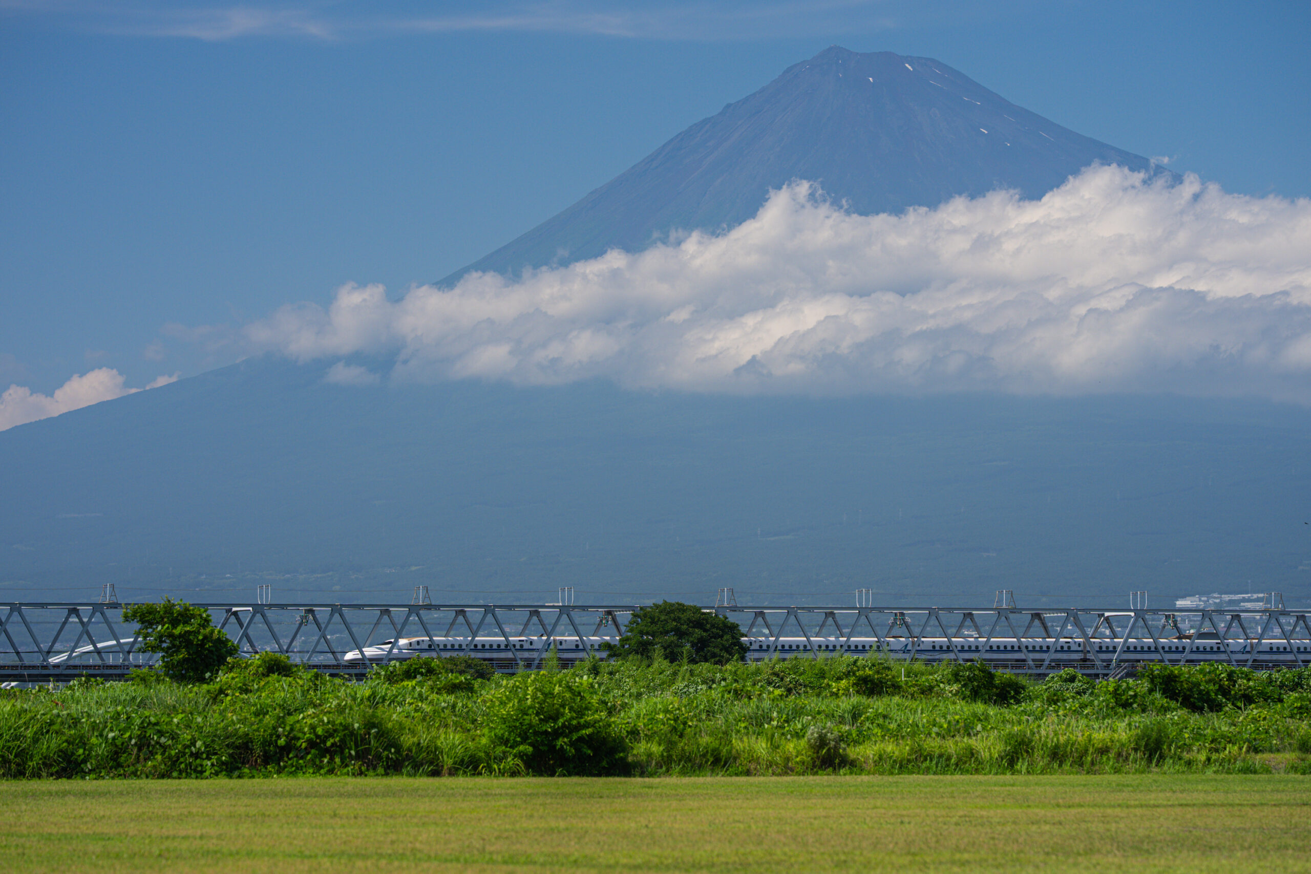 新幹線と富士山の撮影スポットは富士川橋梁河川敷